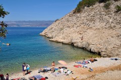 Pláž na ostrove Vrbnik, Krk - Chorvátsko