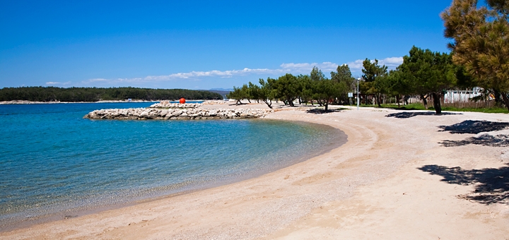 Punat - pláž na ostrove Krk, Chorvátsko